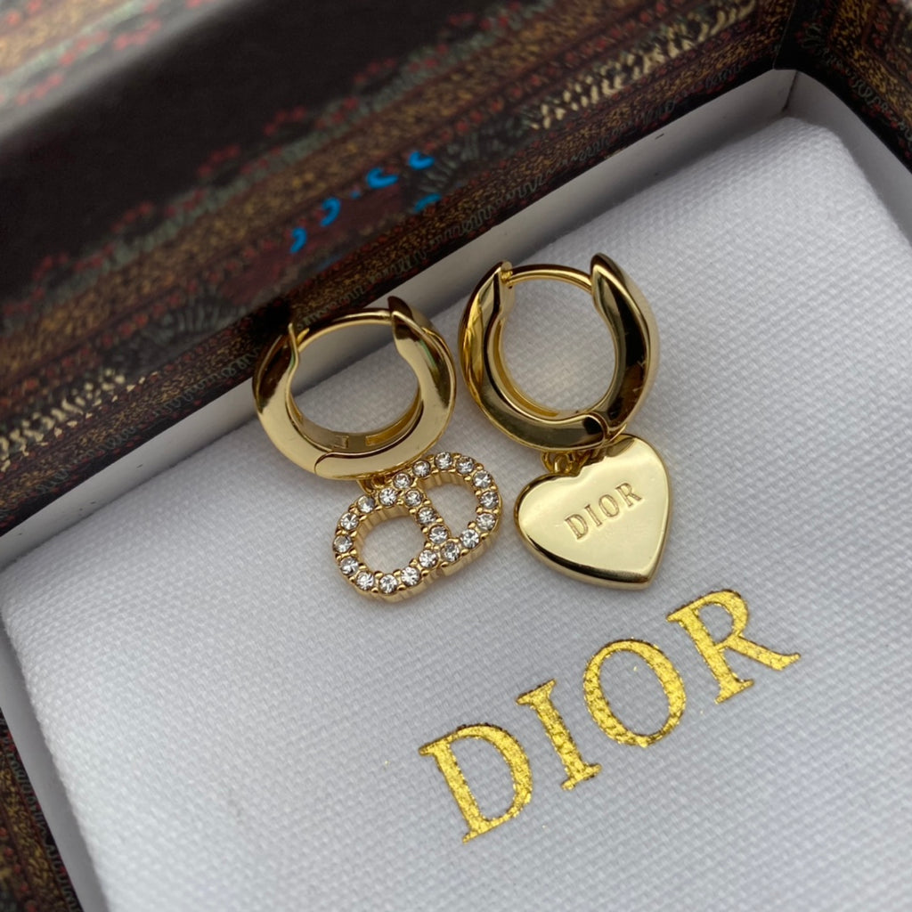Pendientes de aro asimétricos con charms de corazón y óvalo
