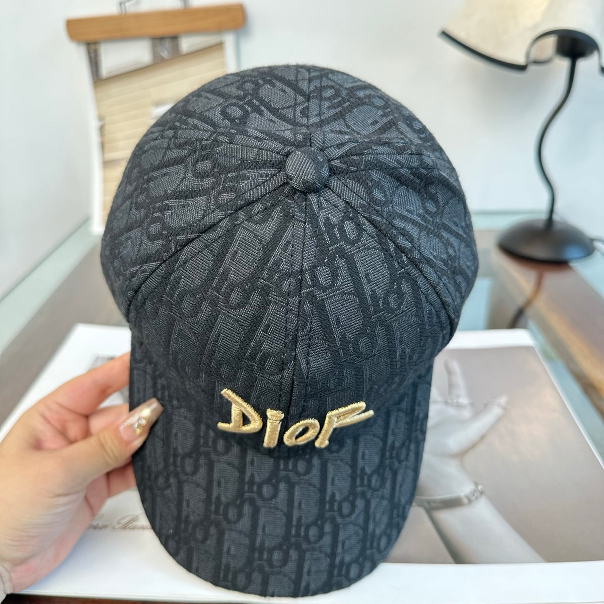 Gorra de béisbol con letras de monograma
