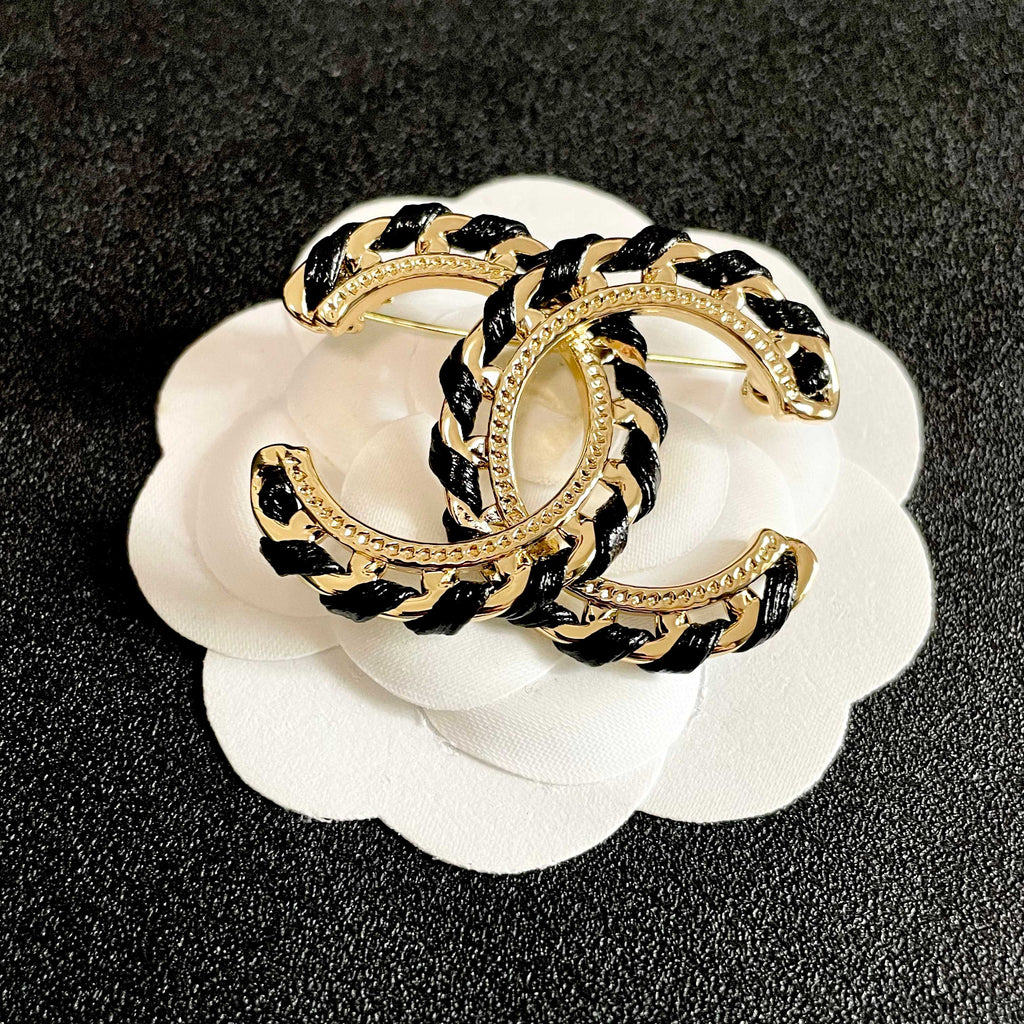 Chain-Edge Emblem Brooch with Contrast Inlay