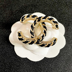 Broche con emblema de borde de cadena e incrustación en contraste