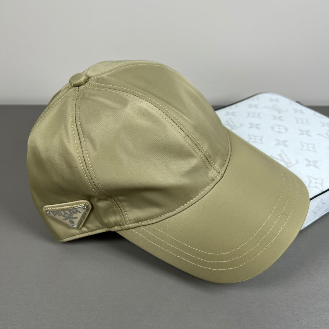 Gorra de béisbol con emblema triangular