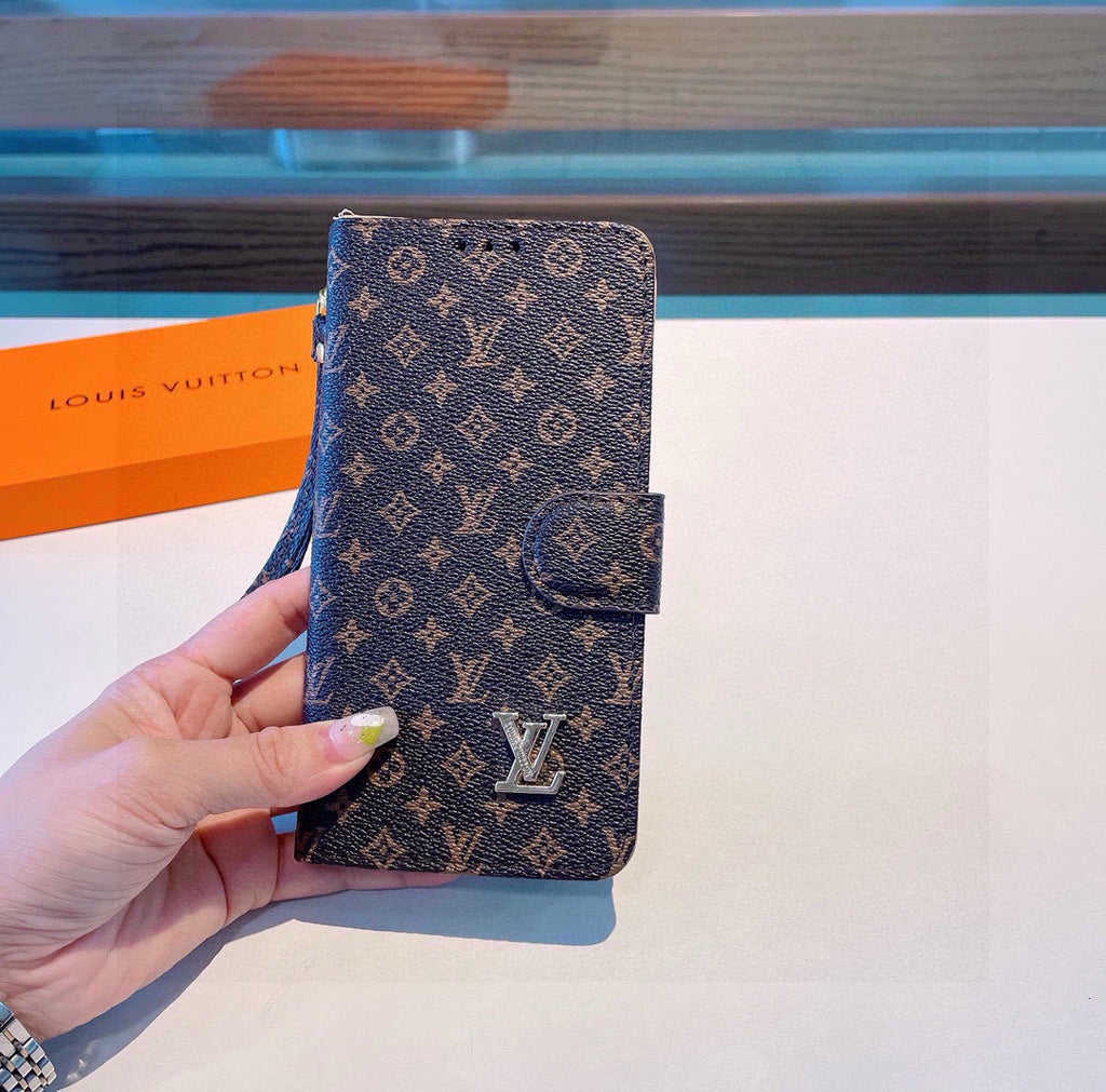 Funda tipo libro con monograma y correa de muñeca