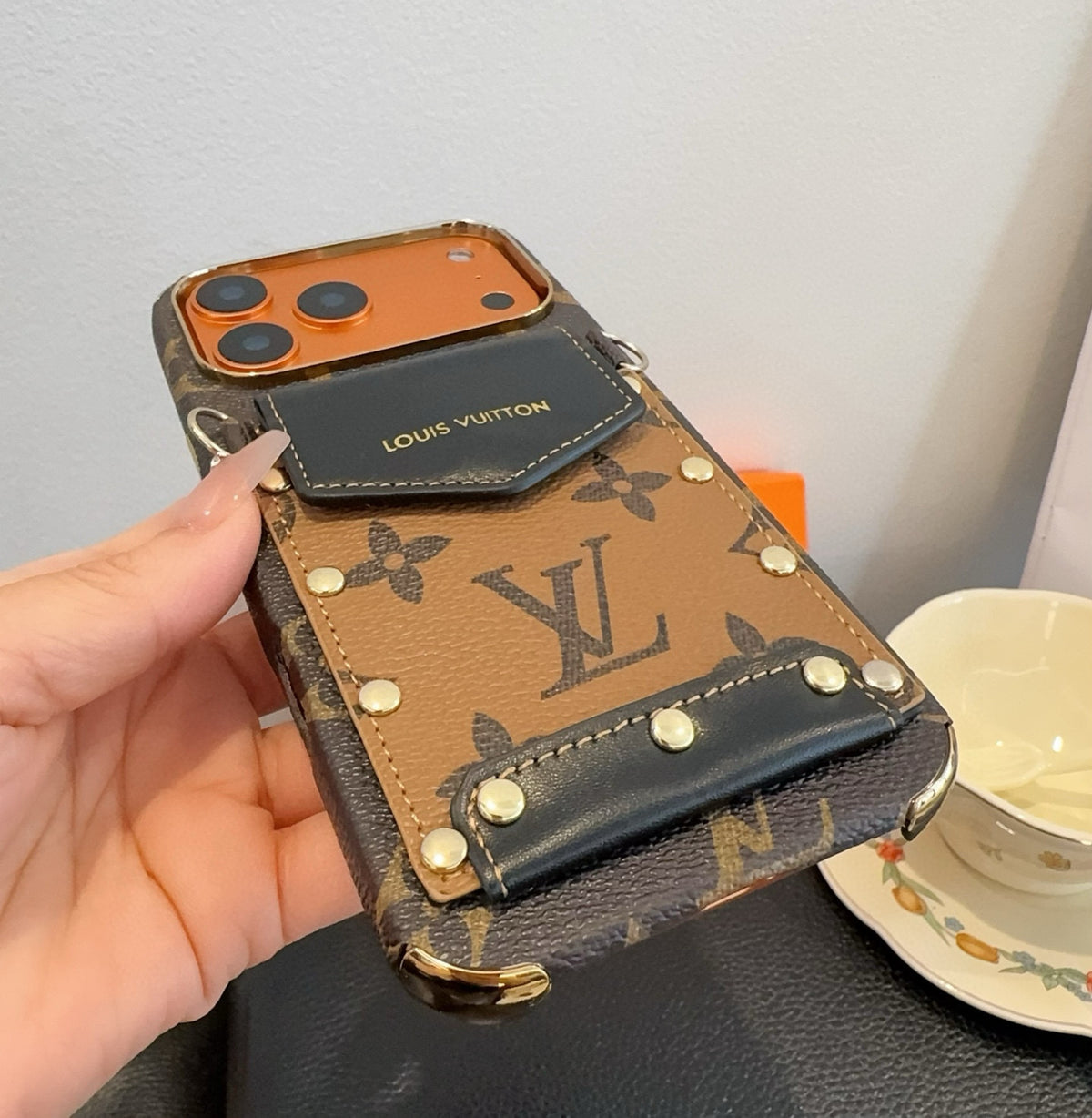 Funda para teléfono con bolsillo de solapa y monograma con correa