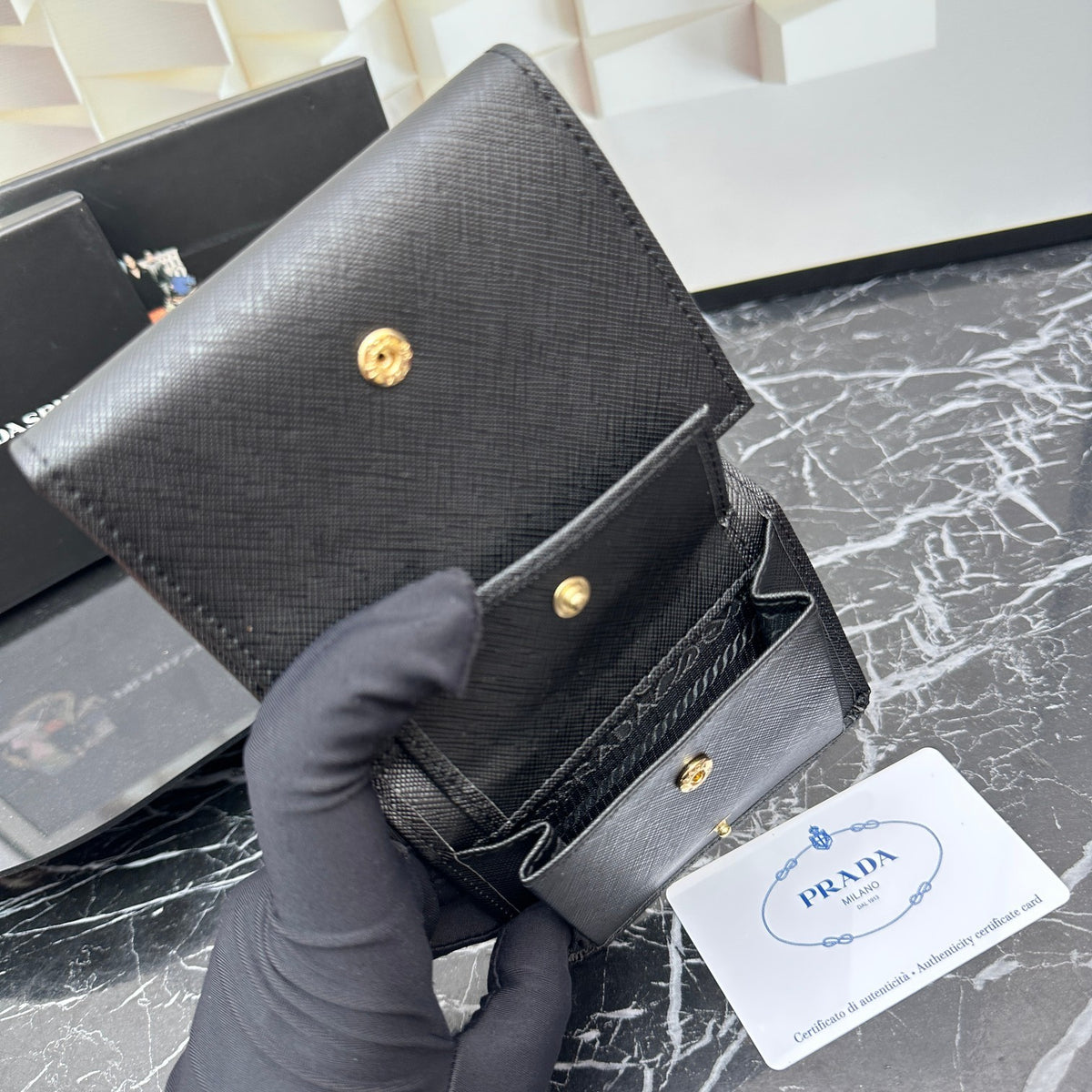 Cartera de solapa larga con emblema triangular 031