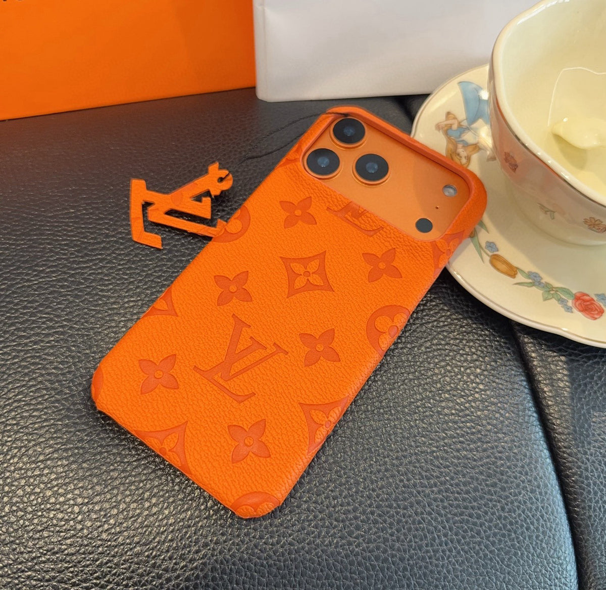 Funda para teléfono con monograma y detalle de letra metálica