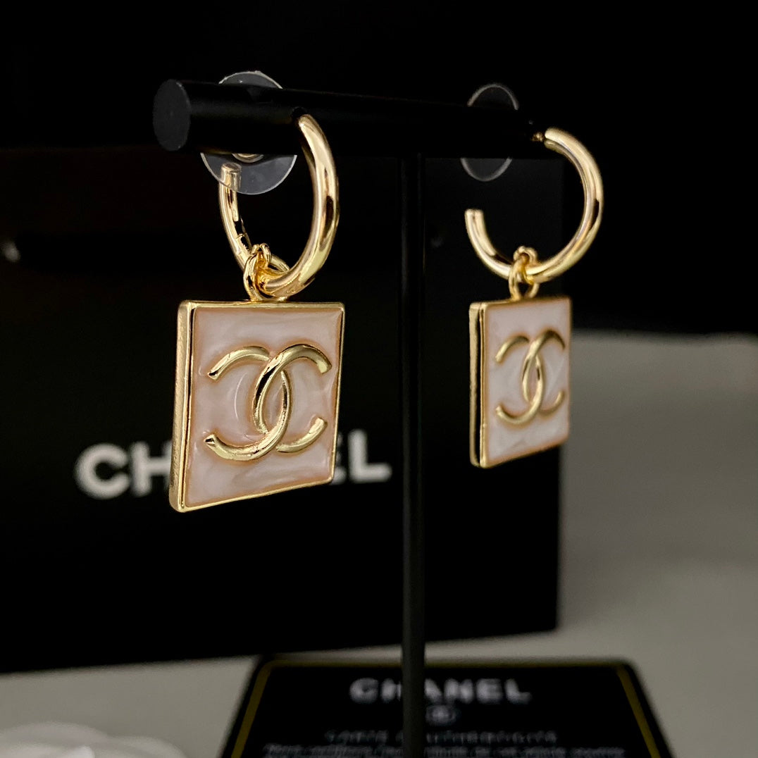 Créoles à pendentif carré rose
