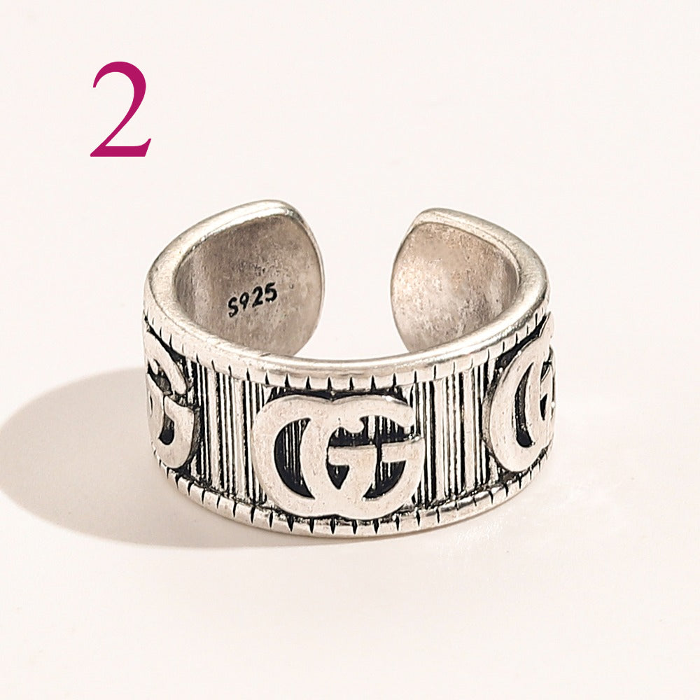 Anillo abierto texturizado con emblema entrelazado