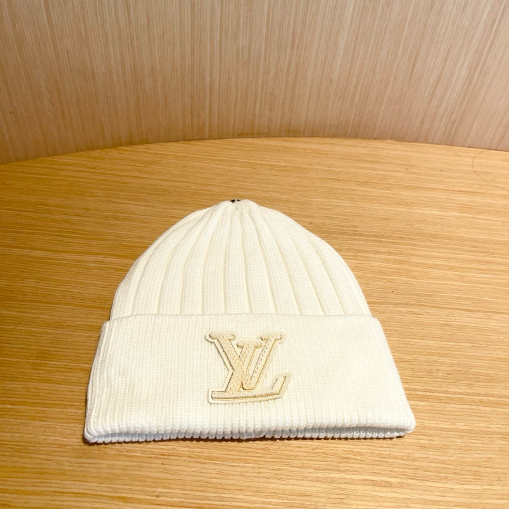 Bonnet en maille côtelée avec emblème lettre