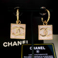 Créoles à pendentif carré rose