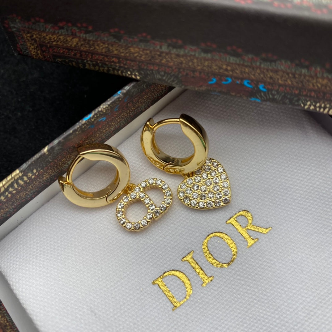 Pendientes de aro asimétricos con charms de corazón y óvalo