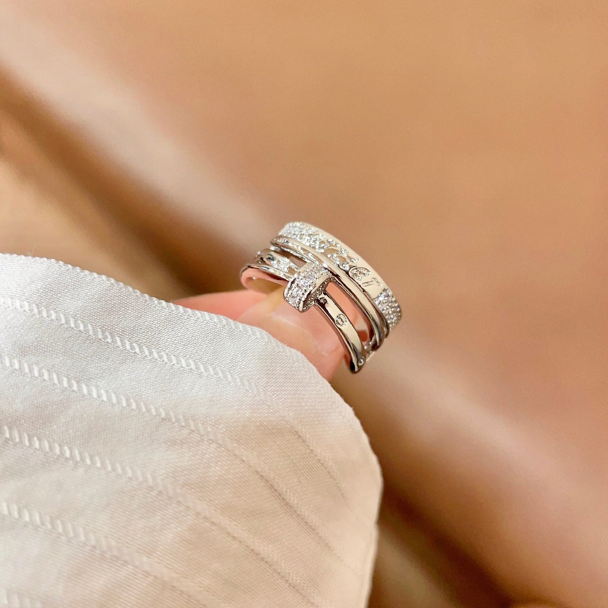 Bague à trois anneaux avec rangée pavée et motif barreudier