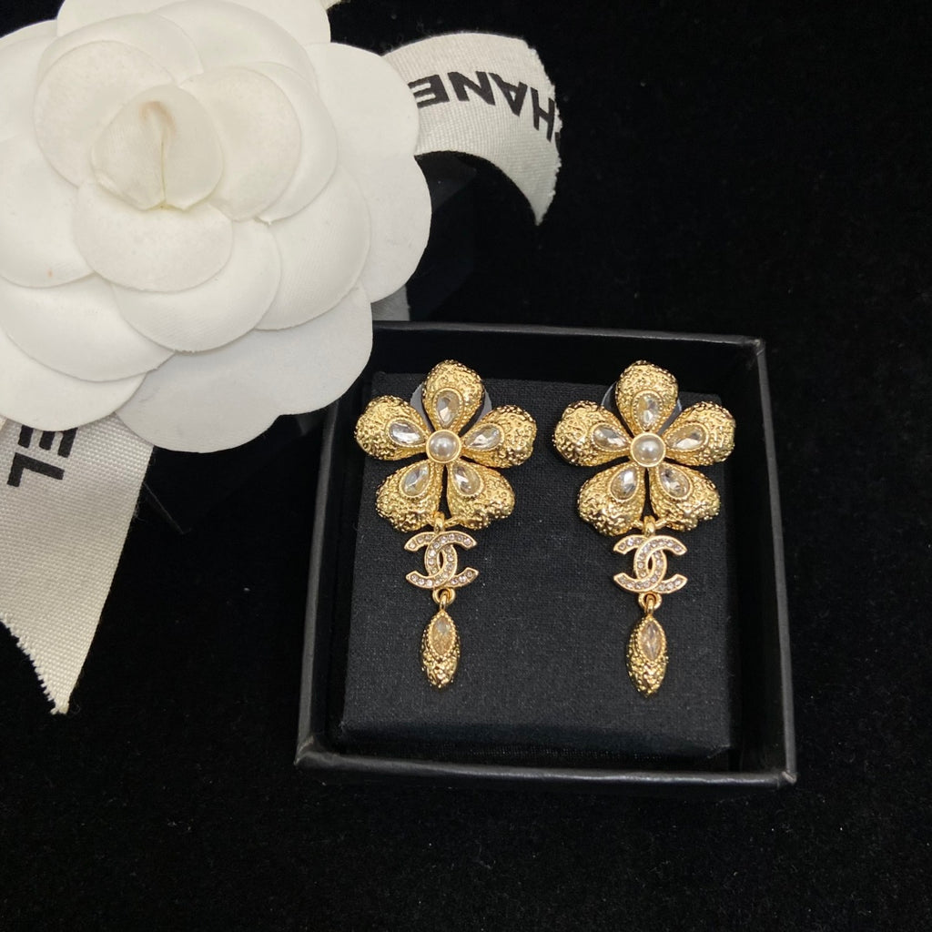 Boucles d'oreilles pendantes fleur et chaîne effet perle