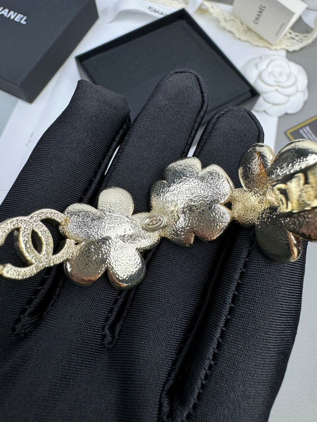 Pulseira rígida com flores azuis entrelaçadas em forma de C