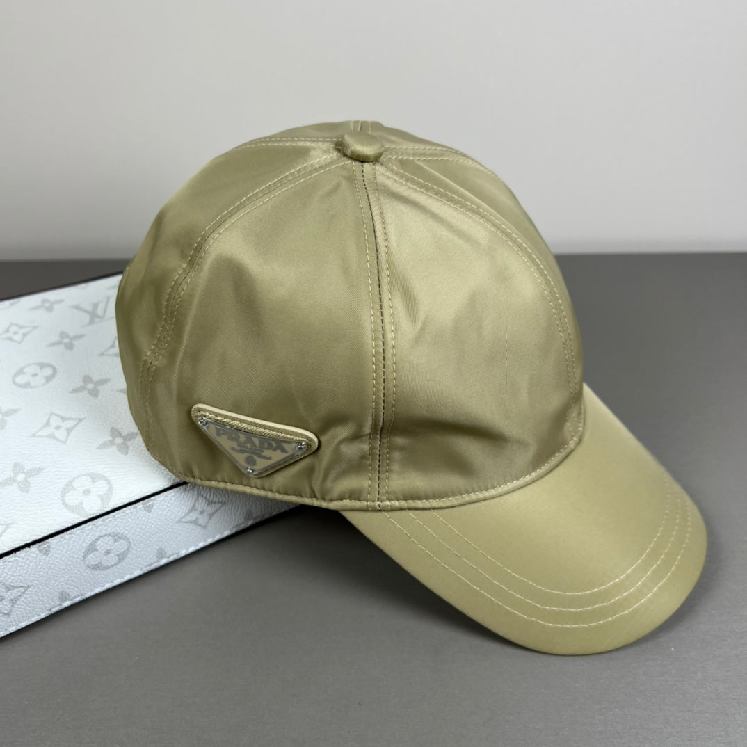 Gorra de béisbol con emblema triangular