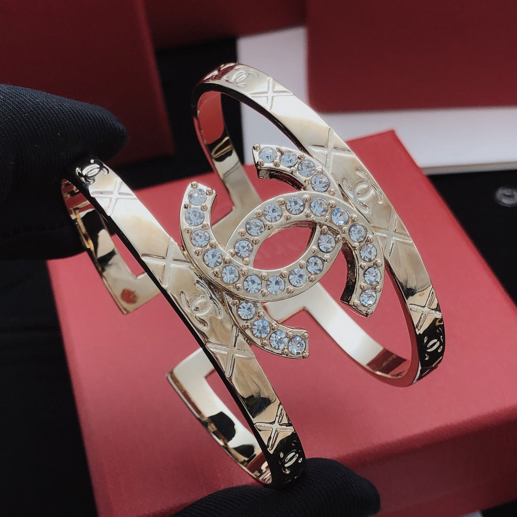 Bracelet manchette large pavé à motif C entrelacés