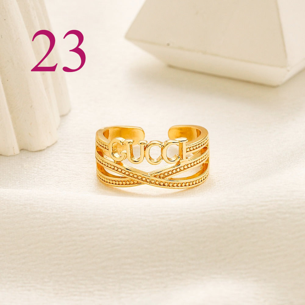 Anillo abierto texturizado con emblema entrelazado