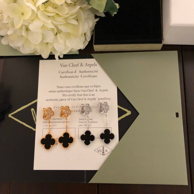 Boucles d'oreilles pendantes à chaîne et motif quadrilobe noir
