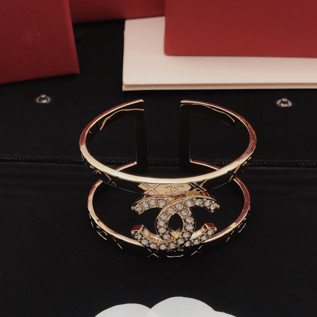Bracelet manchette large pavé à motif C entrelacés