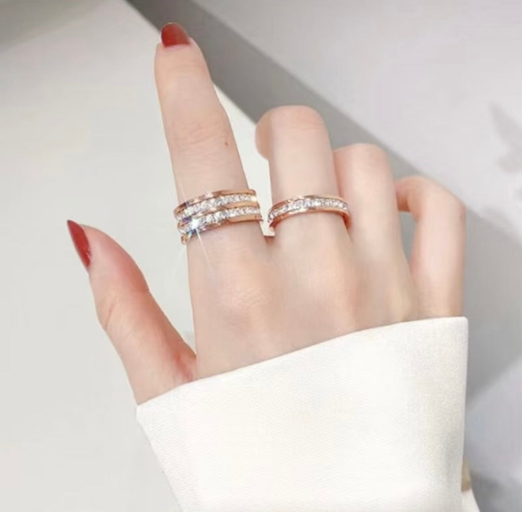 Anillo de banda en tono dorado con hilera de pavé incrustada