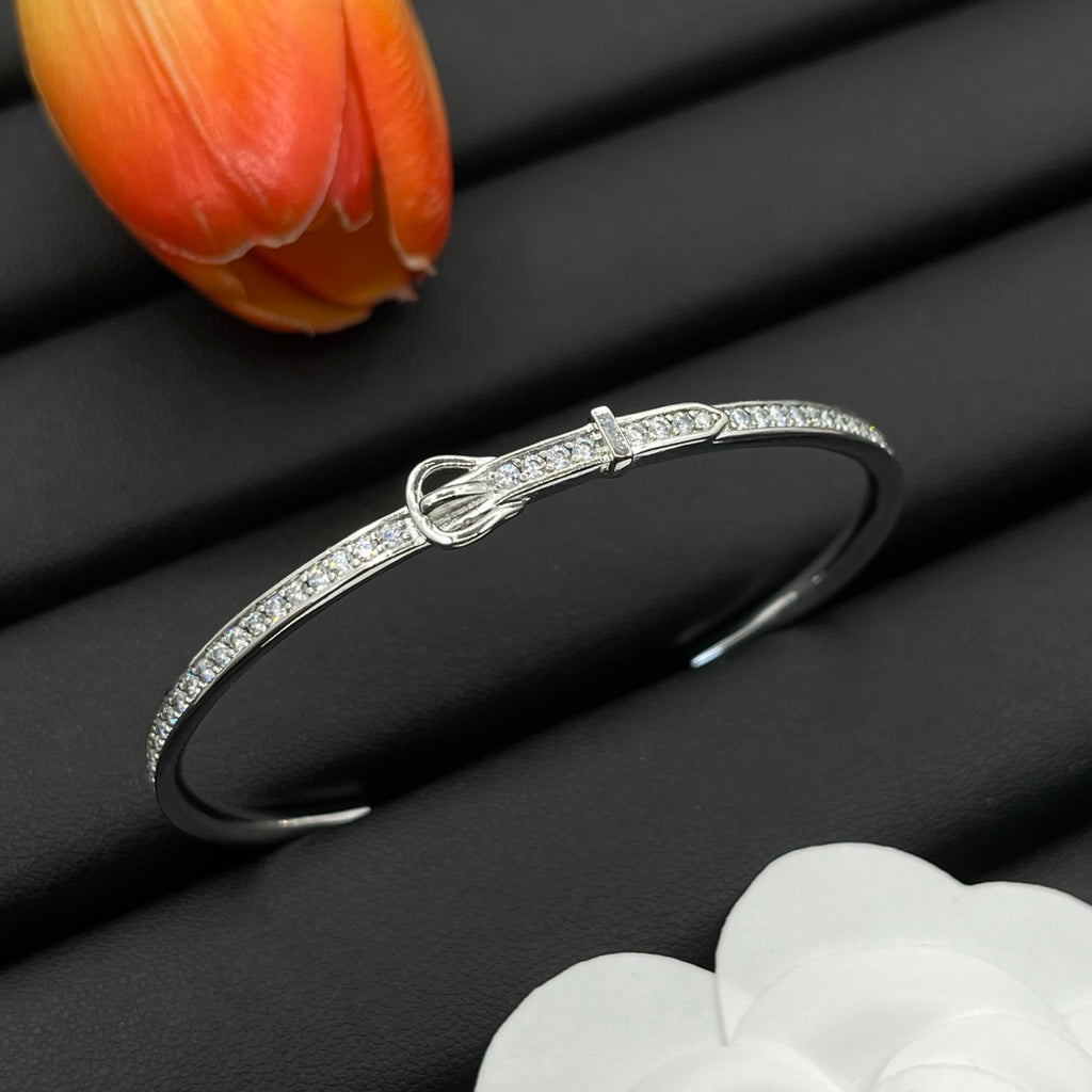 Bracelet manchette à boucle pavée ton argent