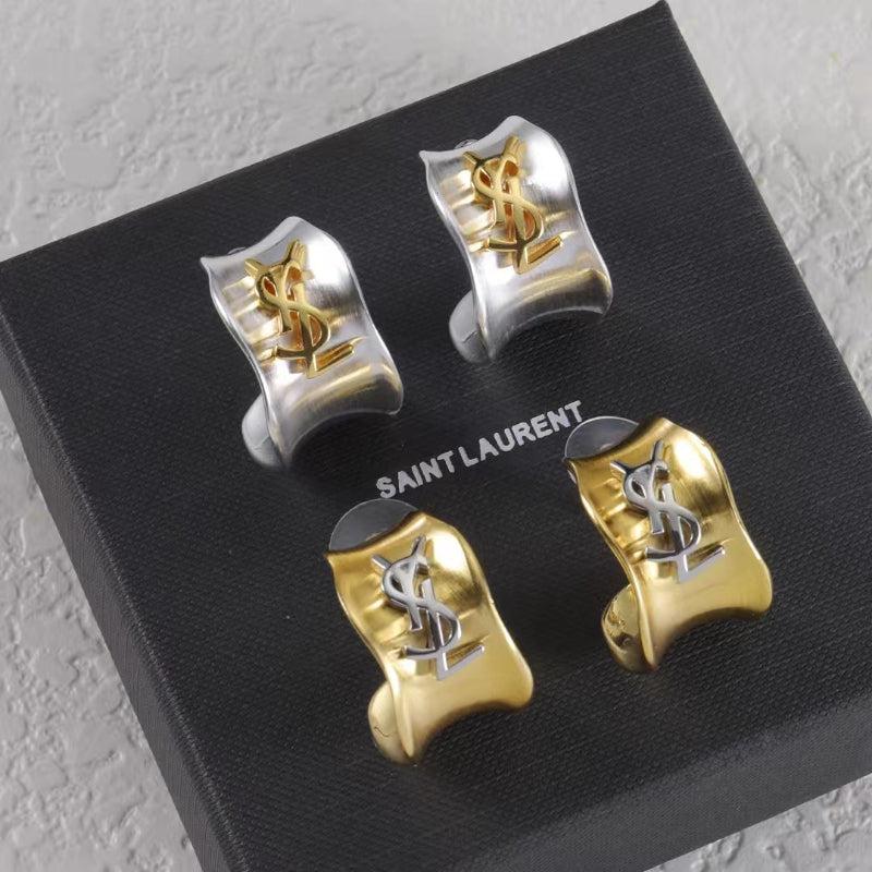 Brincos de mola com emblema quadrado de dois tons