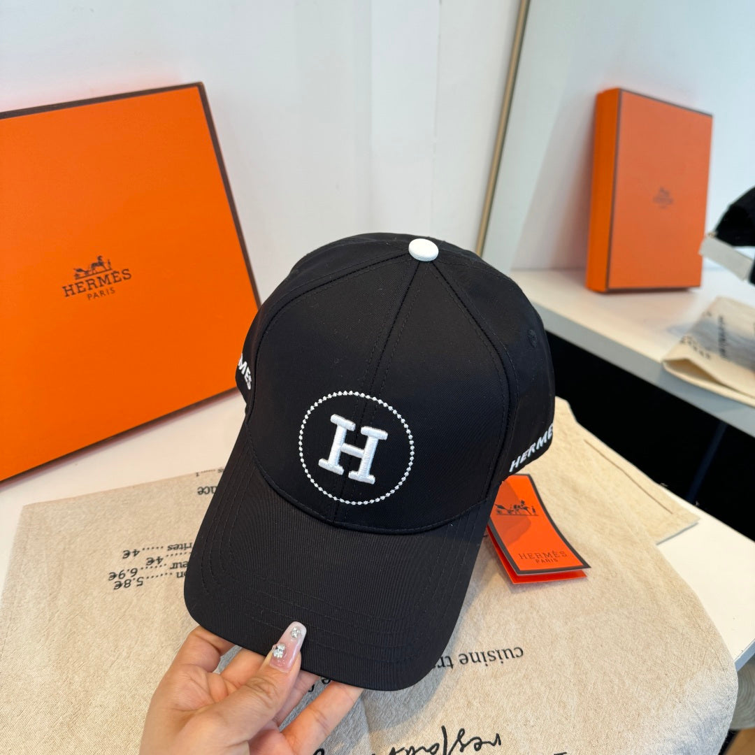 Gorra de béisbol con motivo de círculo y letra H