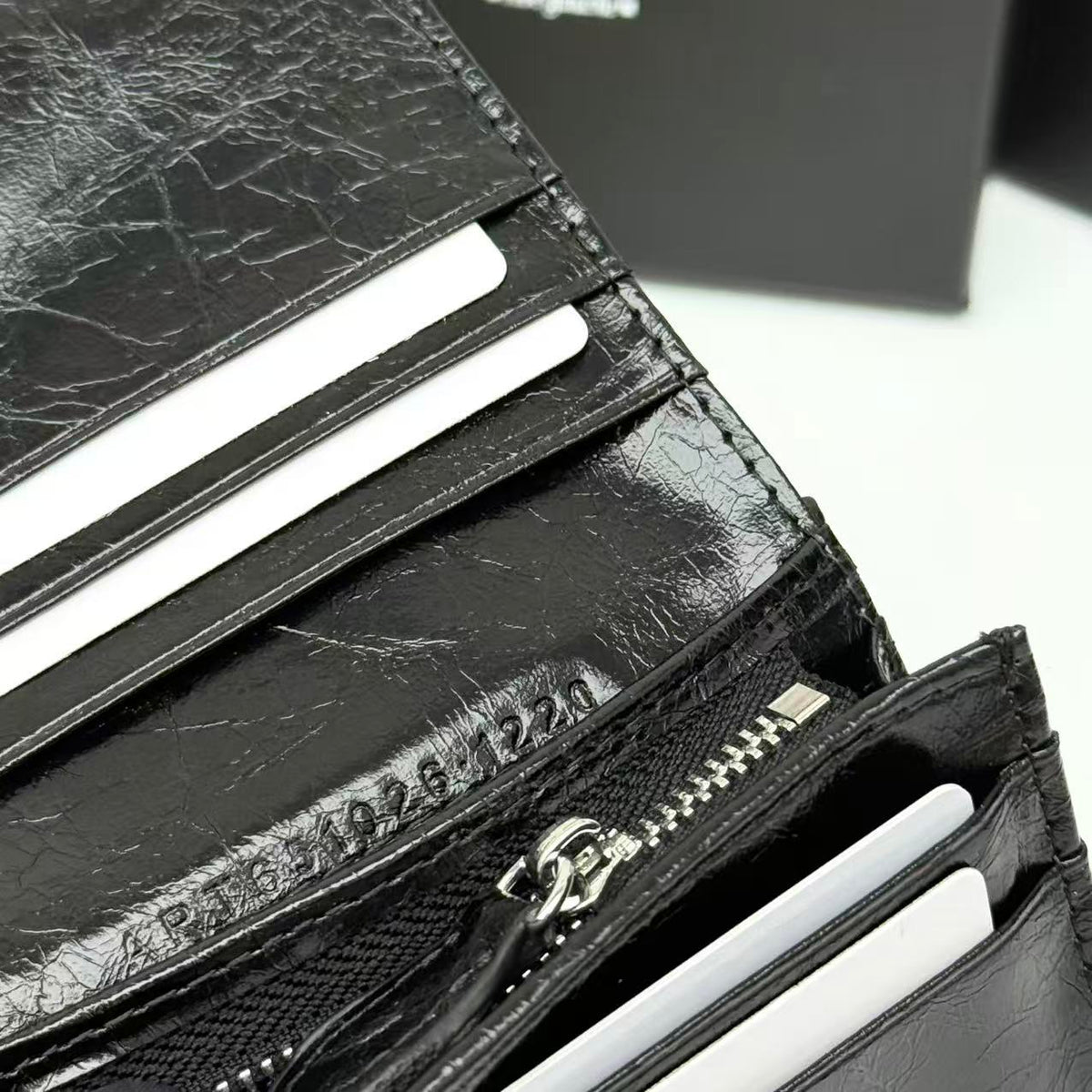 Billetera con cierre y emblema triangular 029