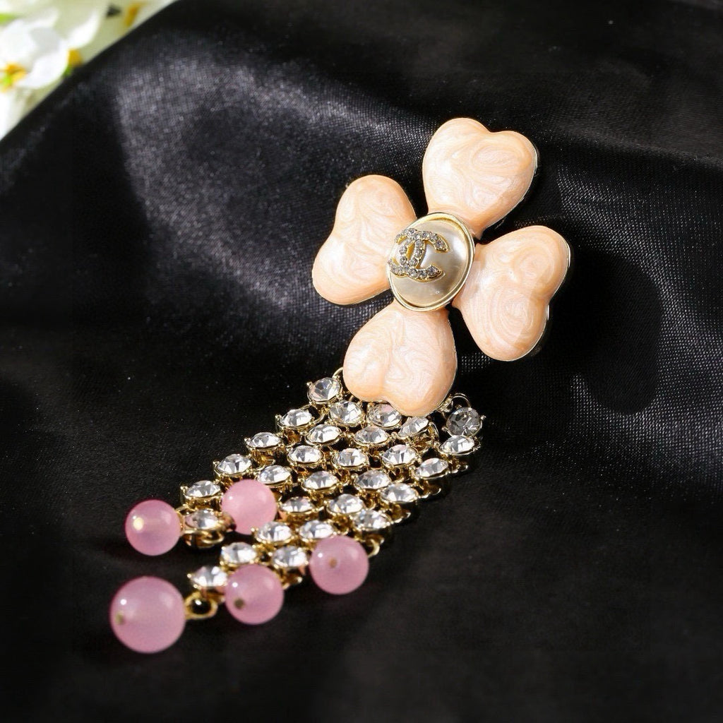 Broche fleurie avec chaîne en pierres et perles pendantes