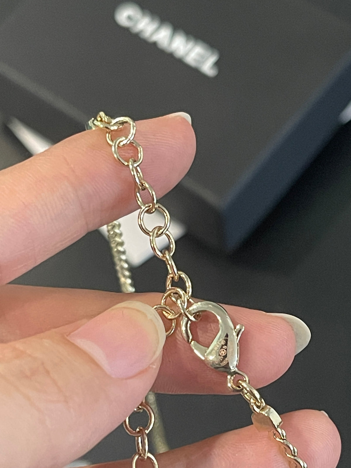 Colar com pendente artesanal de missangas e borla comprida em tom dourado