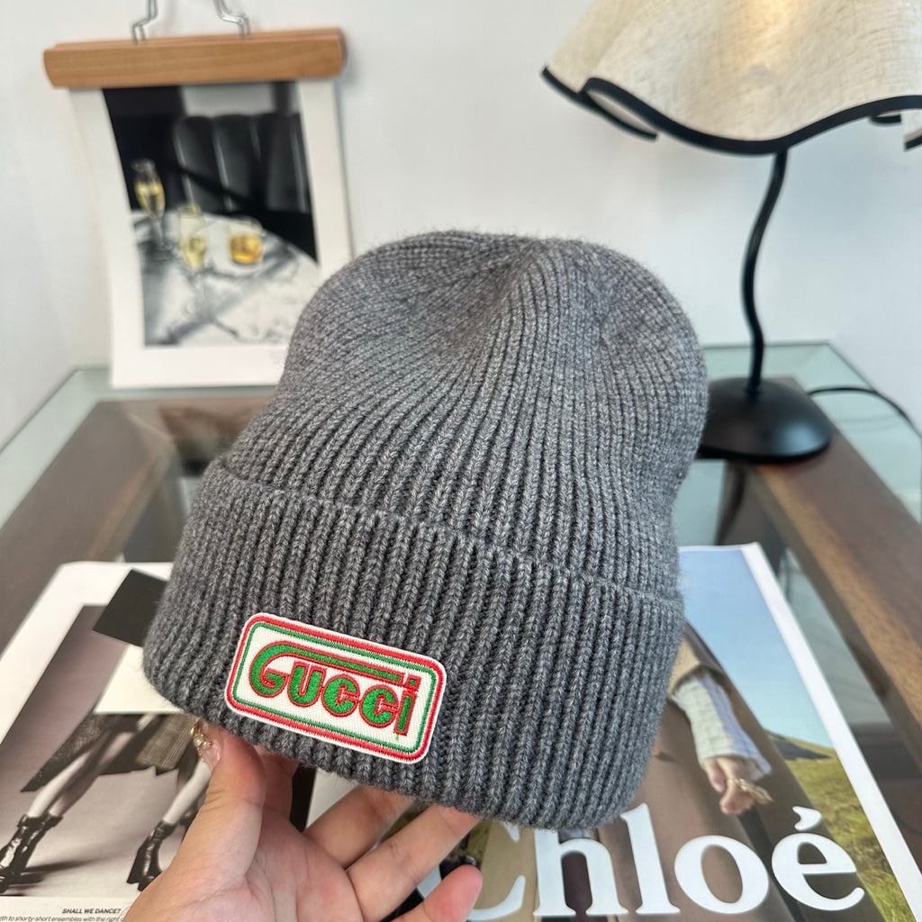 Bonnet côtelé à revers avec écusson lettré