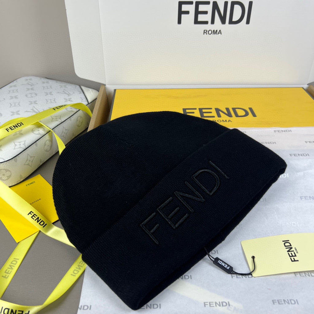 Gorro de malha com dobra e letras em destaque