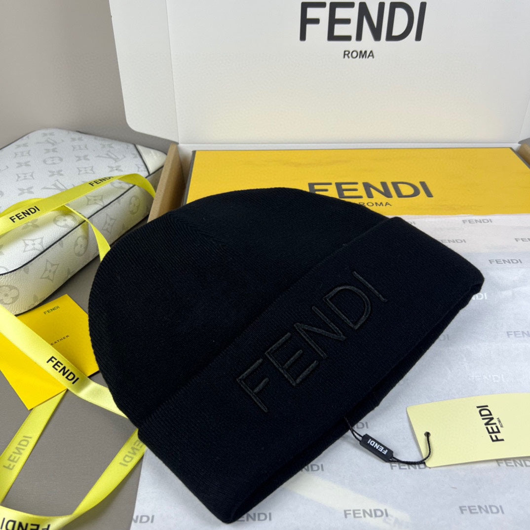 Gorro de malha com dobra e letras em destaque