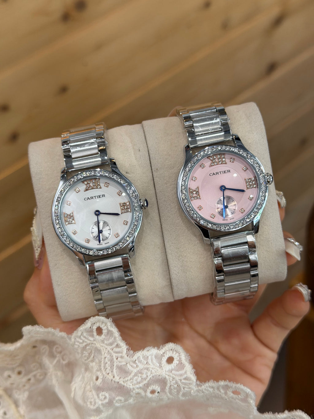 Montre à quartz ronde de 33 mm avec lunette sertie de pierres et bracelet à maillons