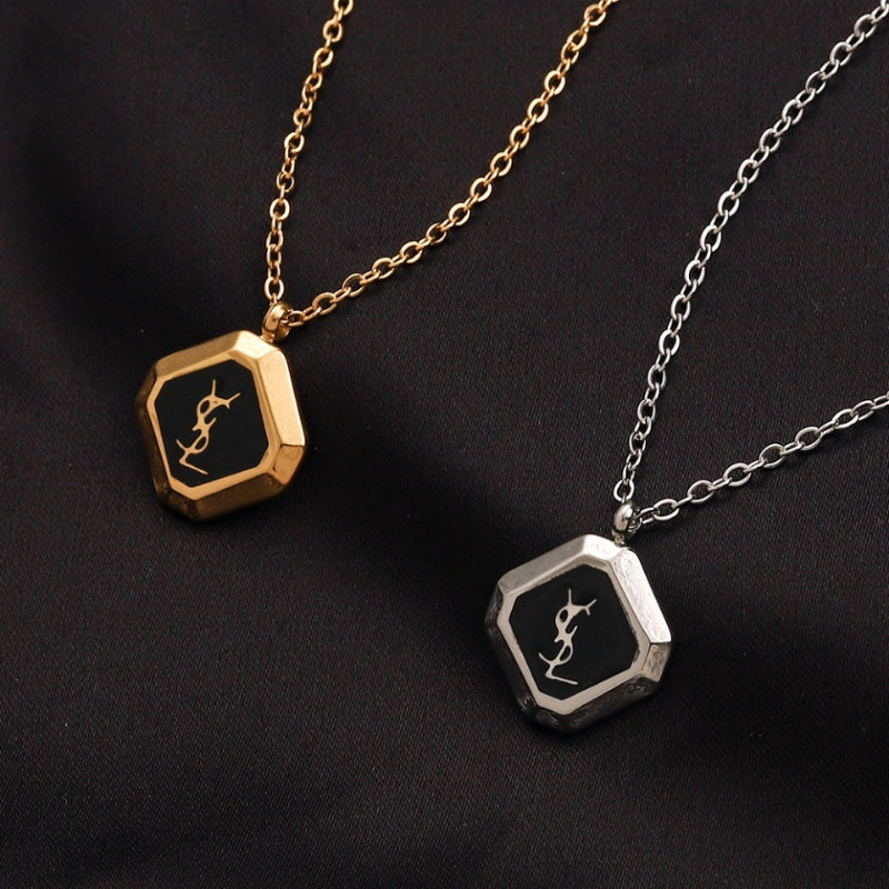 Collar octagonal con monograma e incrustación negra de acero inoxidable 304