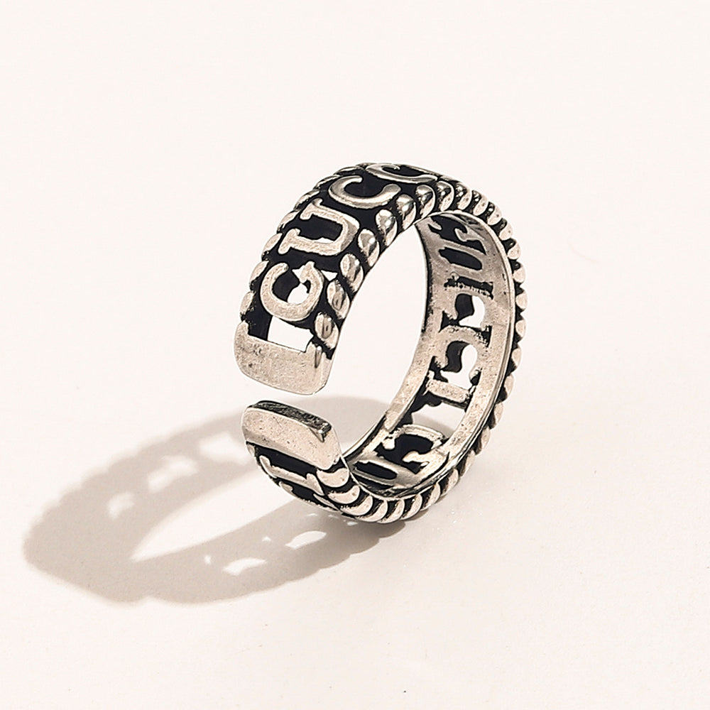 Anillo abierto con letras grabadas y bordes de cuerda