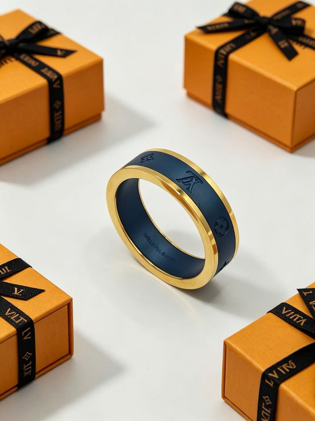 Anillo tipo banda bicolor con monograma - Tallas 6–11