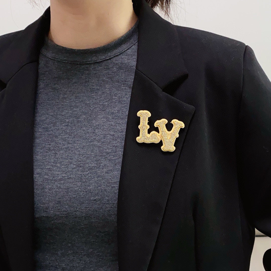 Broche monogramme en lettres cursives texturées