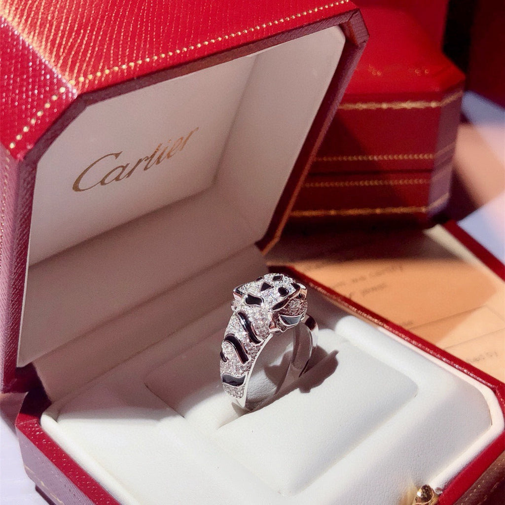 Anillo abierto de cabeza de pantera en tono plateado con manchas oscuras