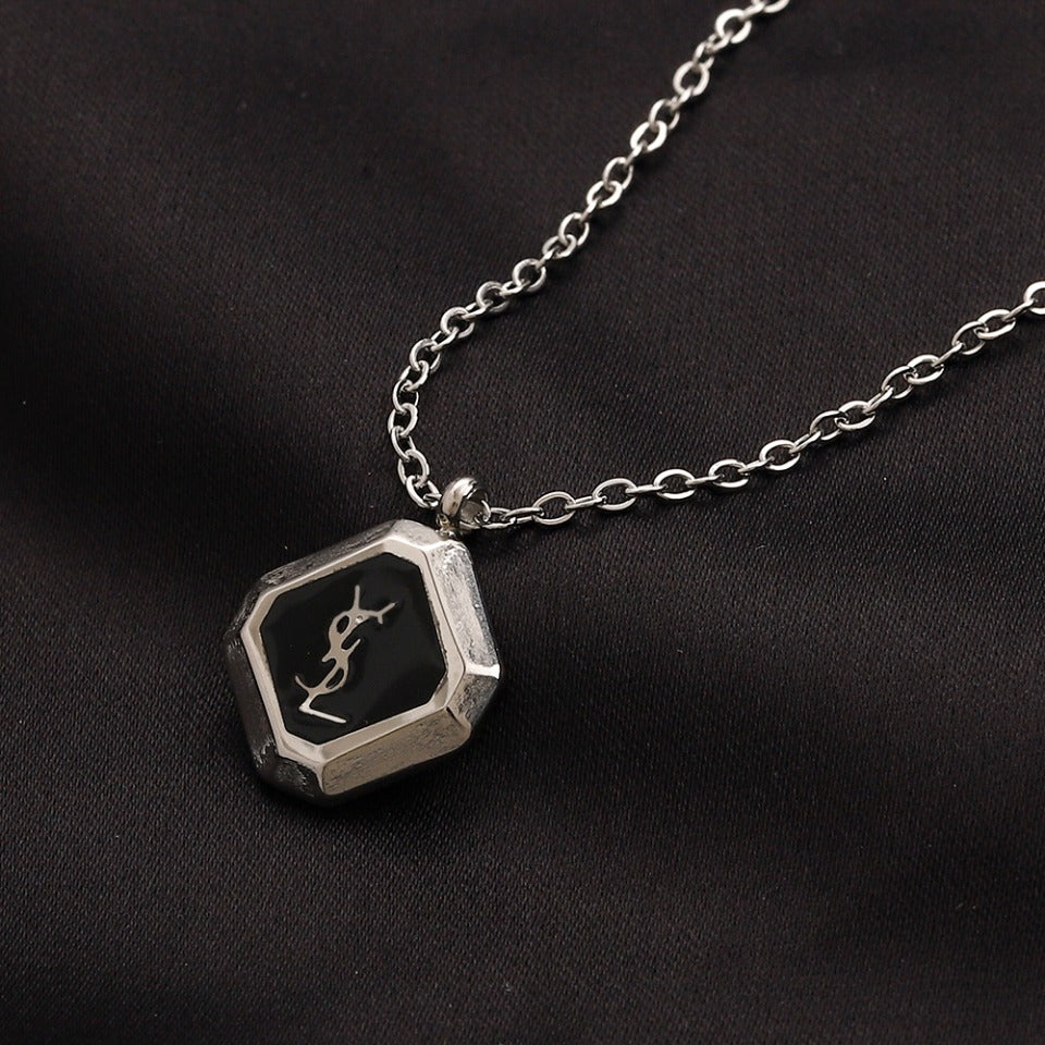 Collar octagonal con monograma e incrustación negra de acero inoxidable 304