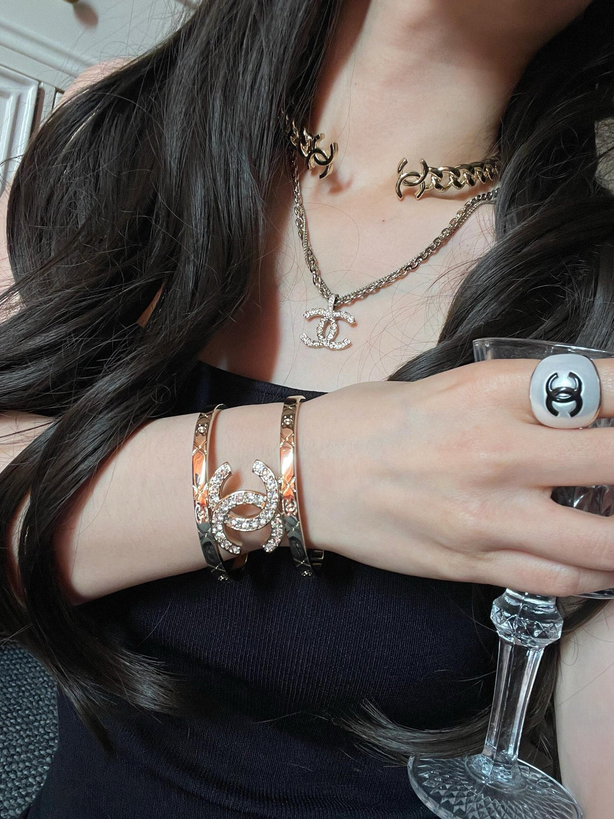 Bracelet manchette large pavé à motif C entrelacés