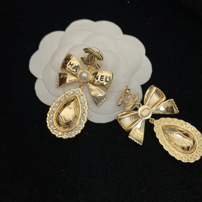 Pendientes de lazo y piedra en forma de lágrima
