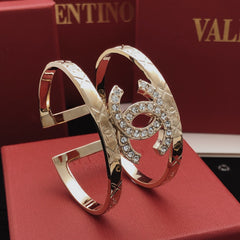 Bracelet manchette large pavé à motif C entrelacés