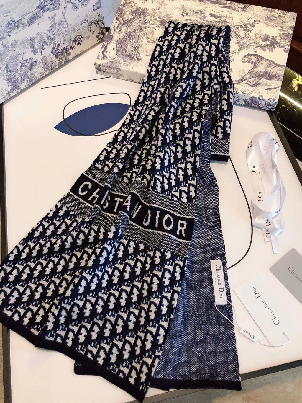 Lenço com Monograma e Estampado de Paisagem - Opções de Estilo
