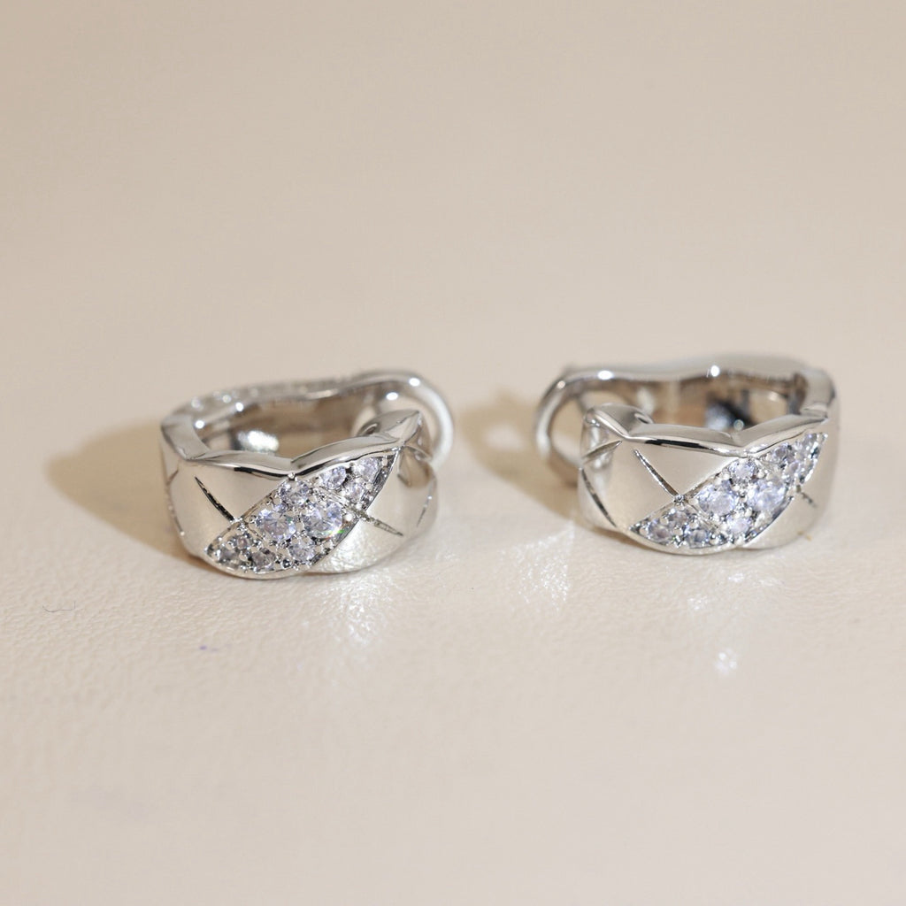 Boucles d'oreilles mini-créoles à motif pavé de diamants
