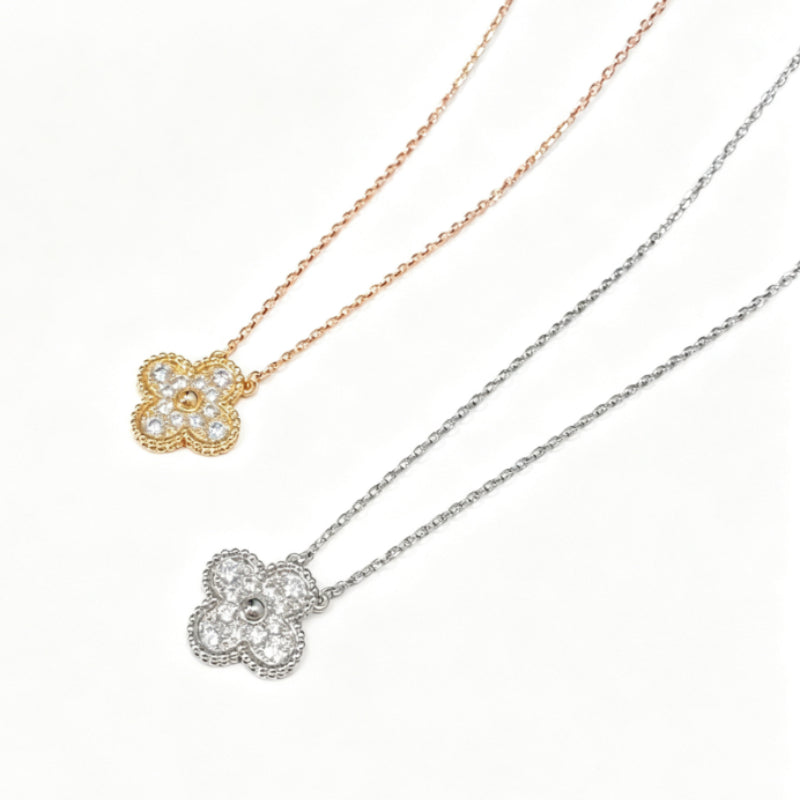 Colar com Pendente Quatrefoil Cravejado