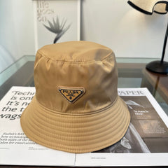 Gorro de pescador liso con parche triangular