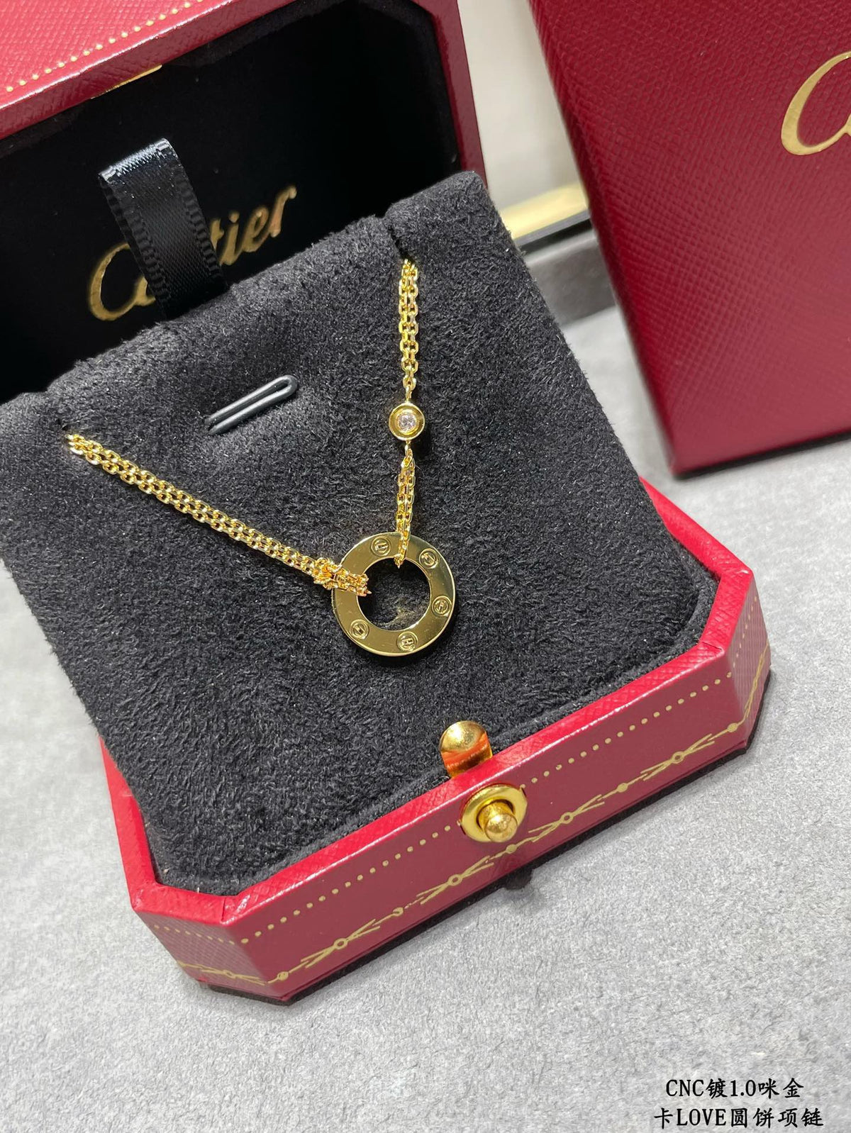 Collier circulaire à double chaîne et clous décoratifs