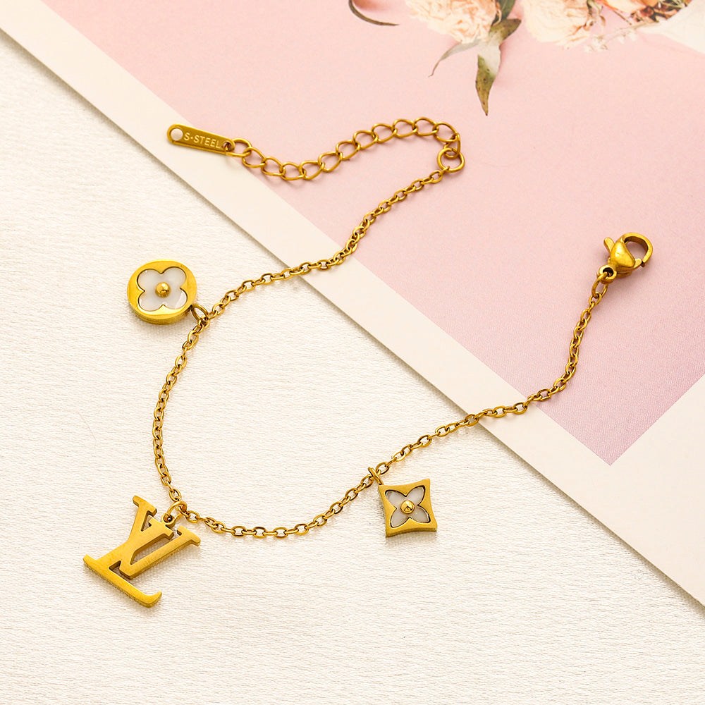 Pulsera de monograma floral con tres dijes de acero inoxidable 304