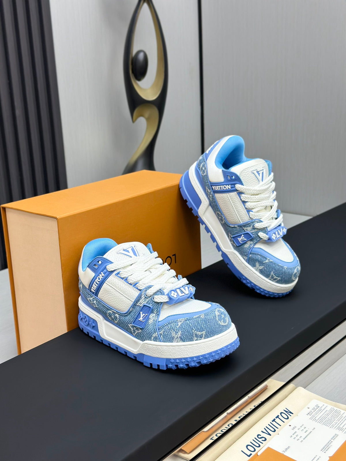 Zapatillas bajas de caña ancha con monograma azul