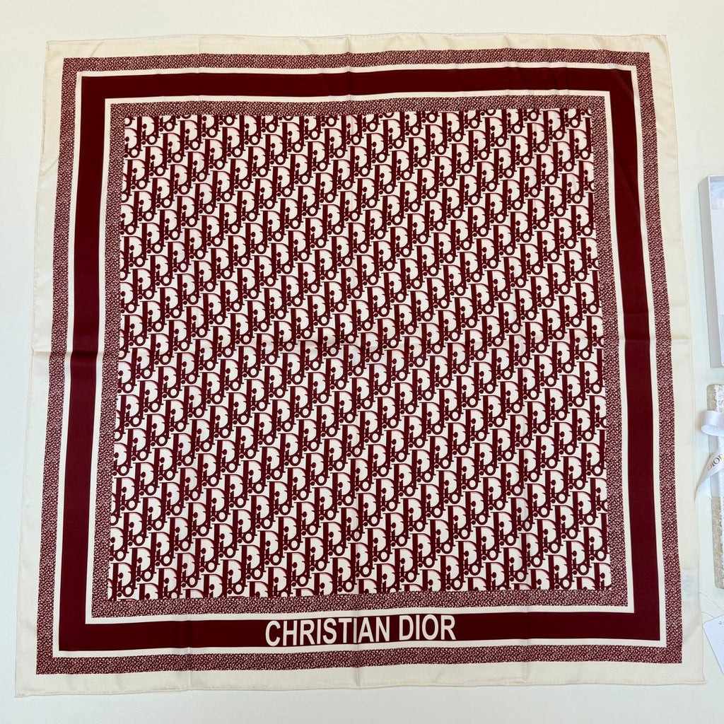 Lenço Quadrado com Monograma Repetido e Bordas às Riscas - 90 x 90 cm